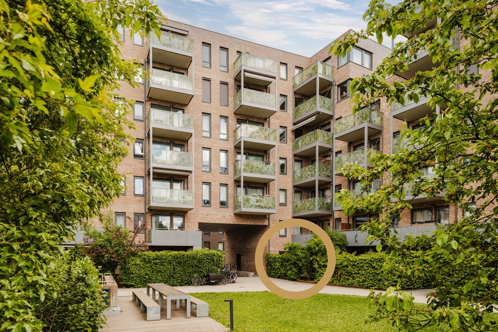 Fasade. Se runding for å se hvor skjermet og fint til leiligheten ligger. Galleribilde
