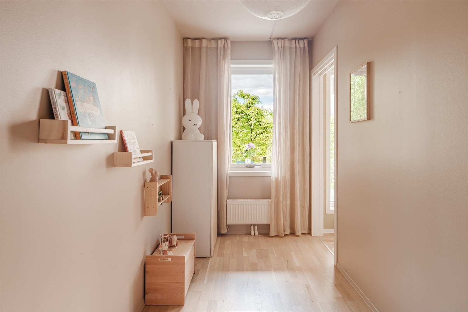 Soverom II er også av god størrelse med plass til dobbeltseng, skrivebord og skap. Galleribilde