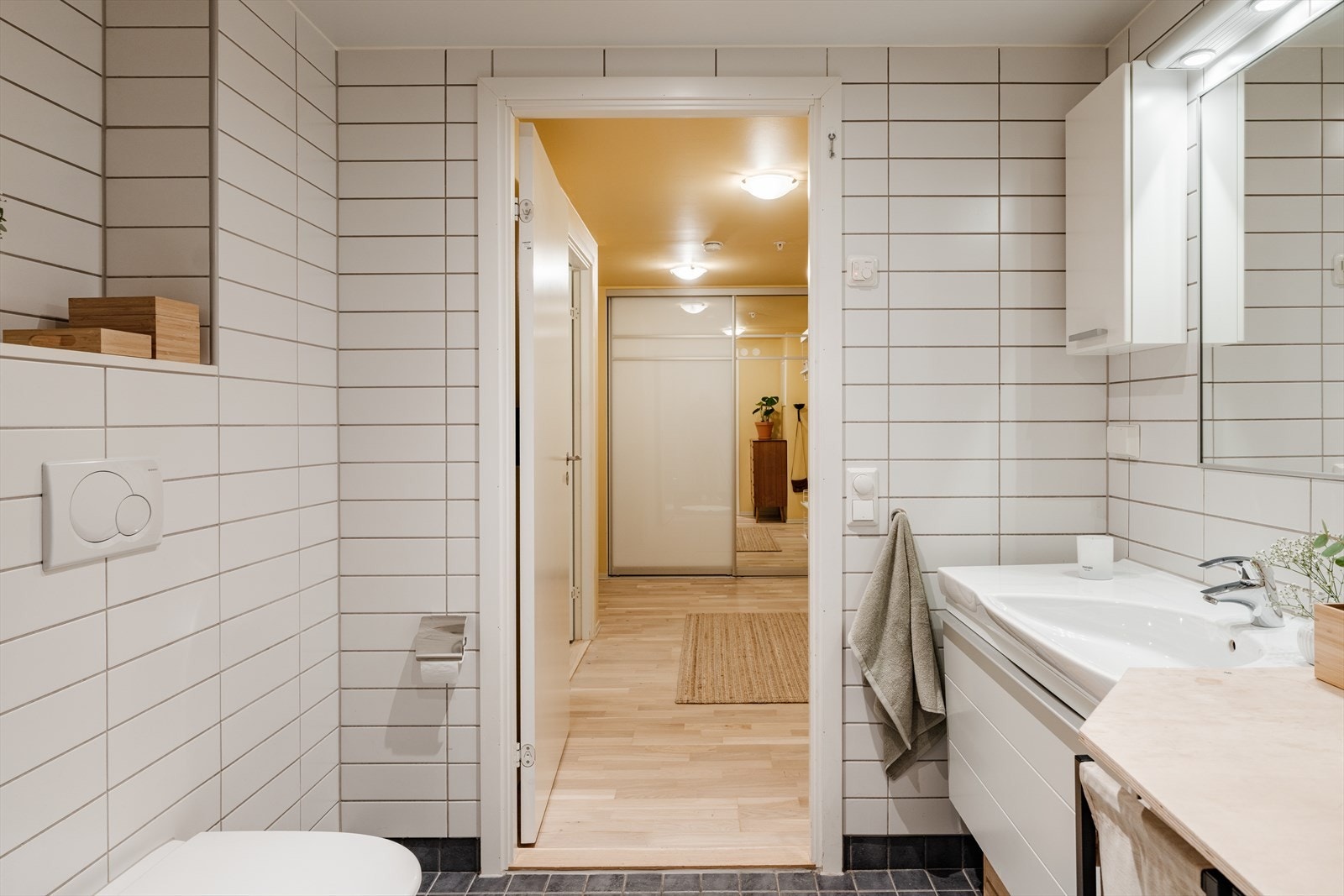 Badet ligger omtrent midt i leiligheten, noe om er veldig praktisk både med gjester på besøk og i hverdagen. Galleribilde