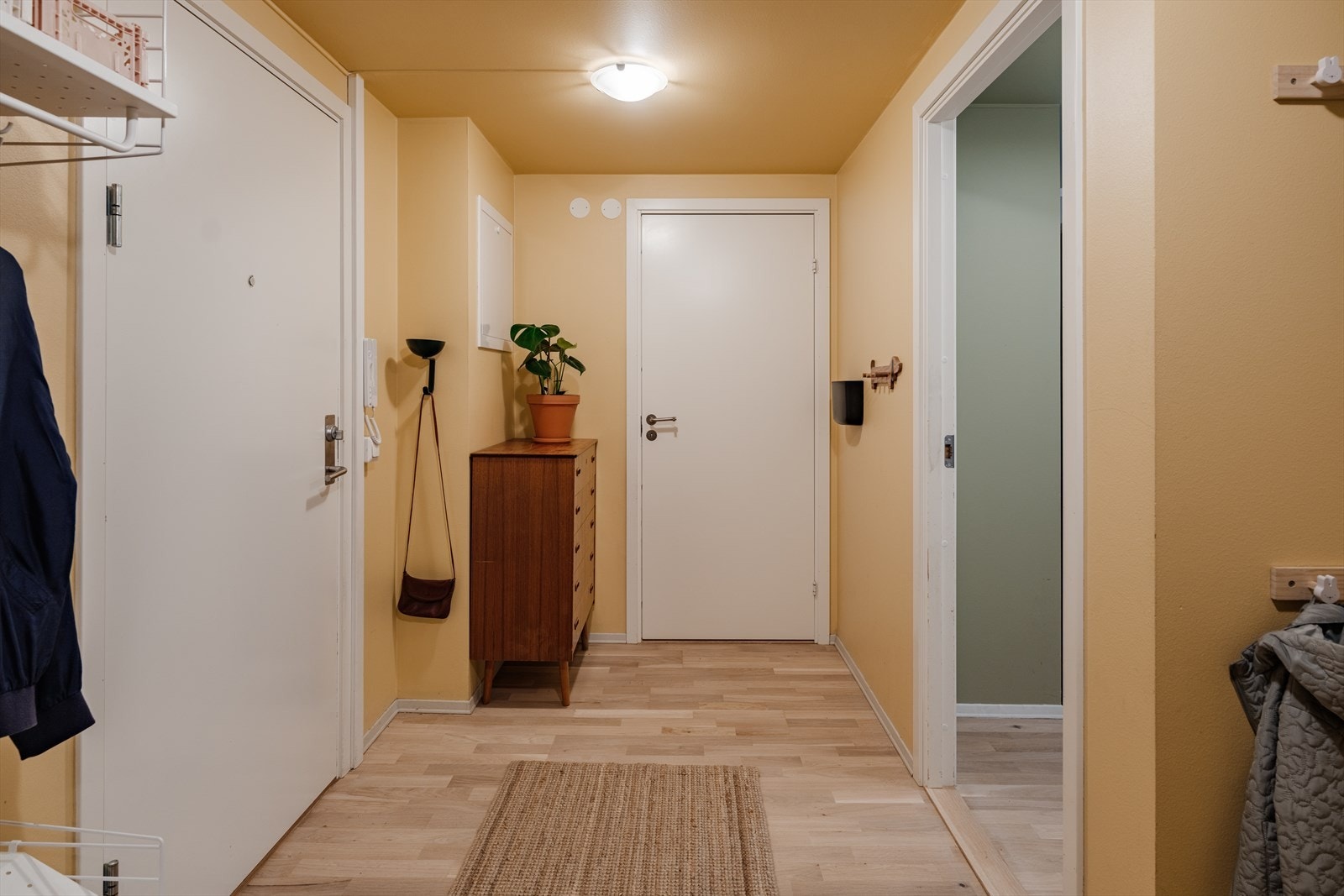 Svært romslig og innbydende entré, som gir et fint førsteinntrykk av boligen. Galleribilde
