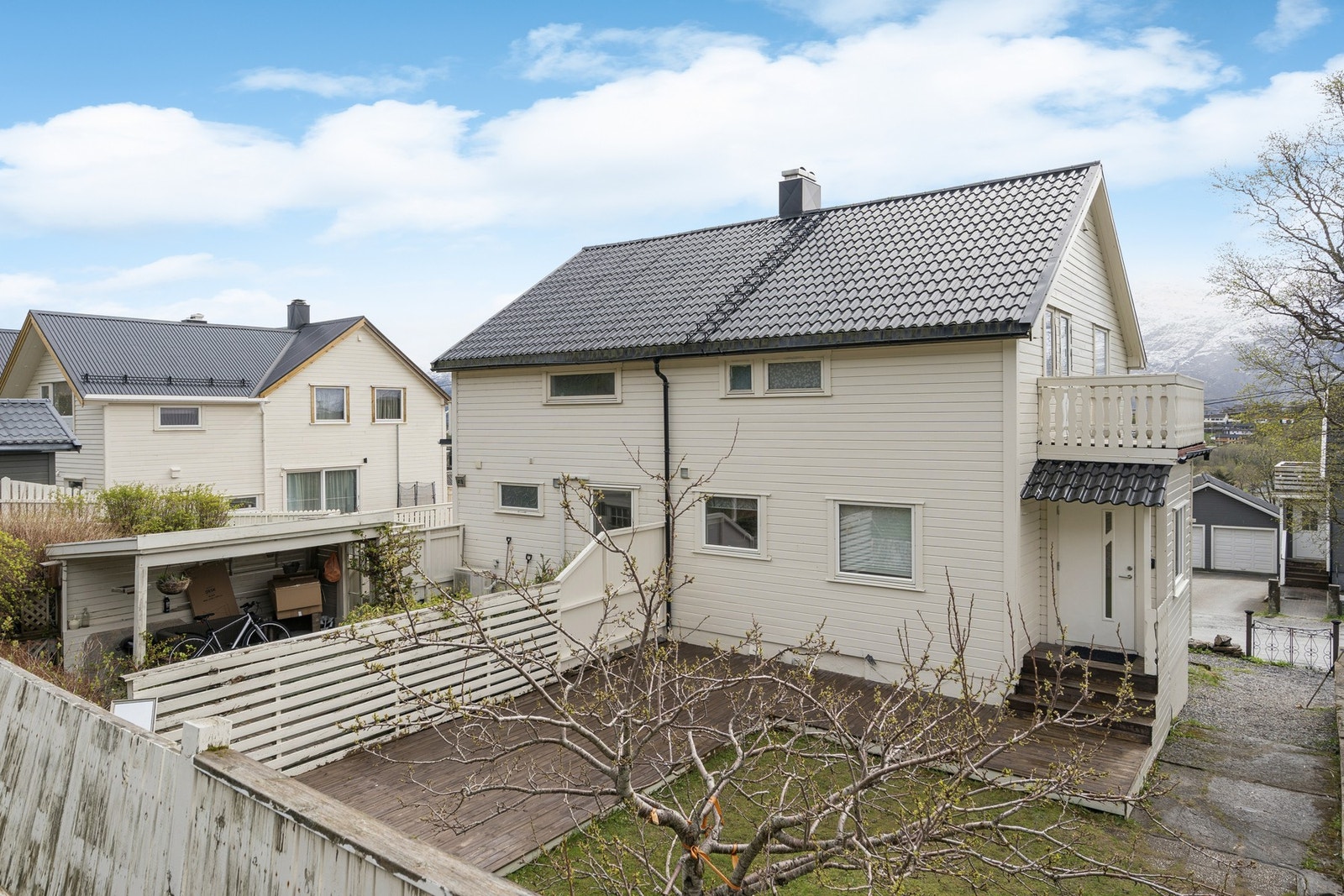 Kort gangavstand til Bjarnetjønna skole, med trygg skolevei uten kryssing av trafikkerte veier. Galleribilde