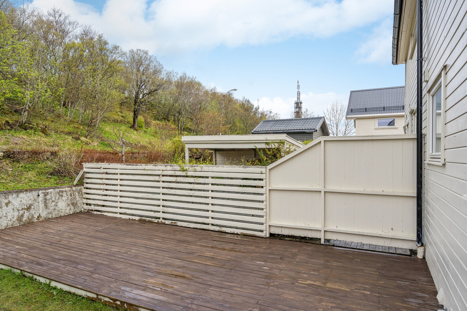 Stor markterrasse og hage gir rikelig med plass for lek og sosiale sammenkomster. Galleribilde