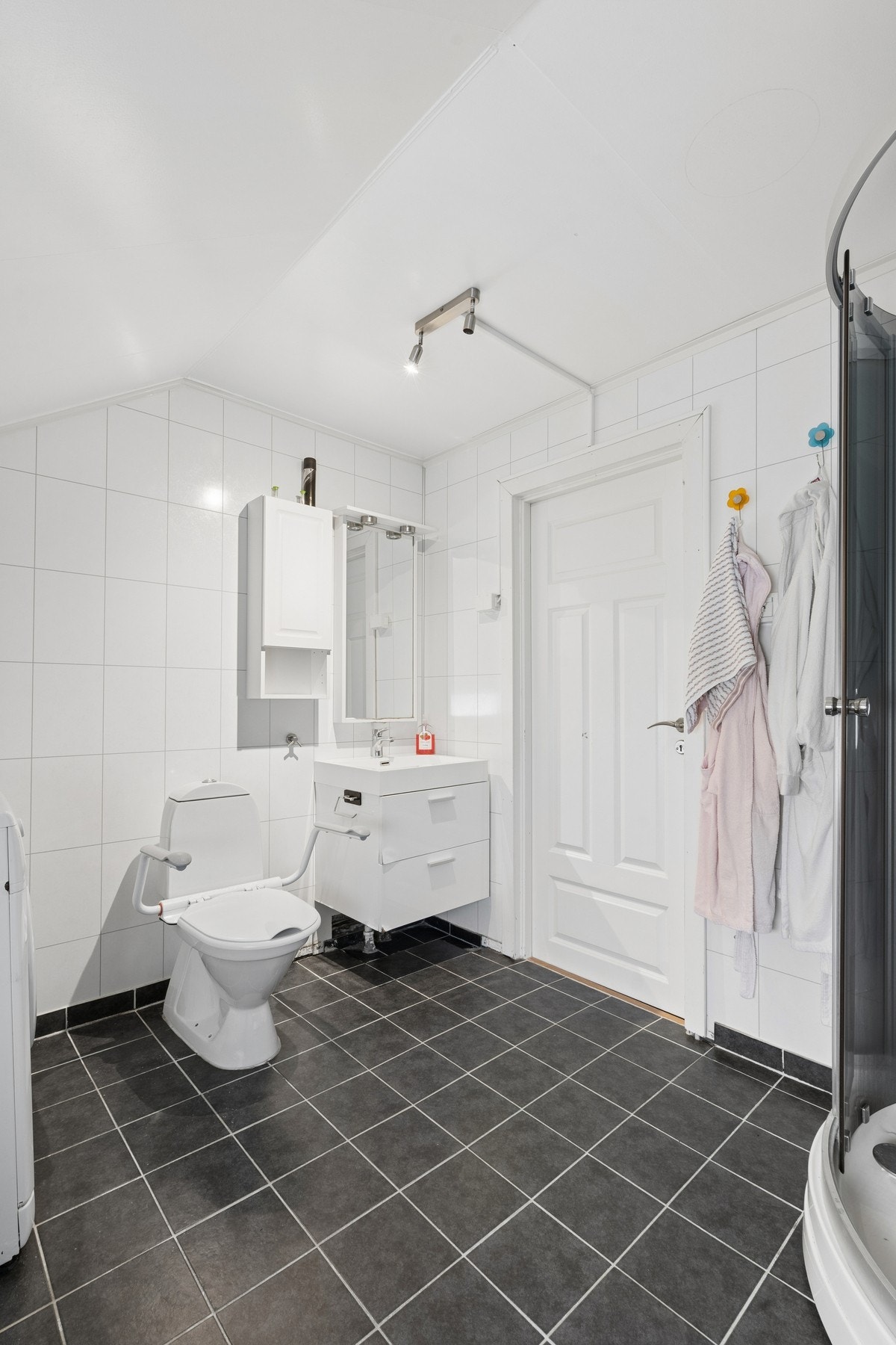 Badet i andre etasje har flislagt gulv og våtromsplater på veggene. Galleribilde