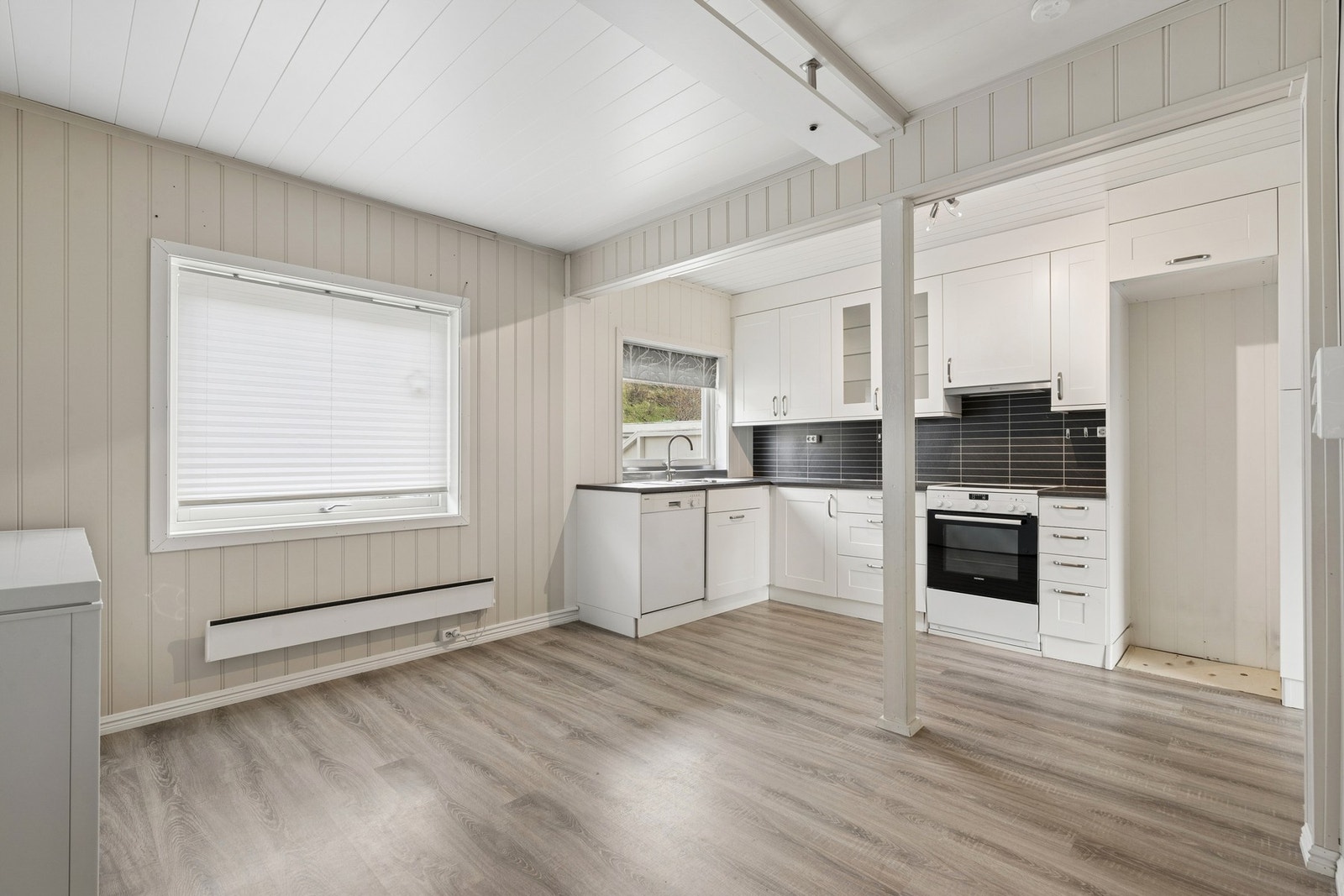 Innredningen har profilerte fronter, laminert benkeplate og ventilator med avtrekk ut. Galleribilde