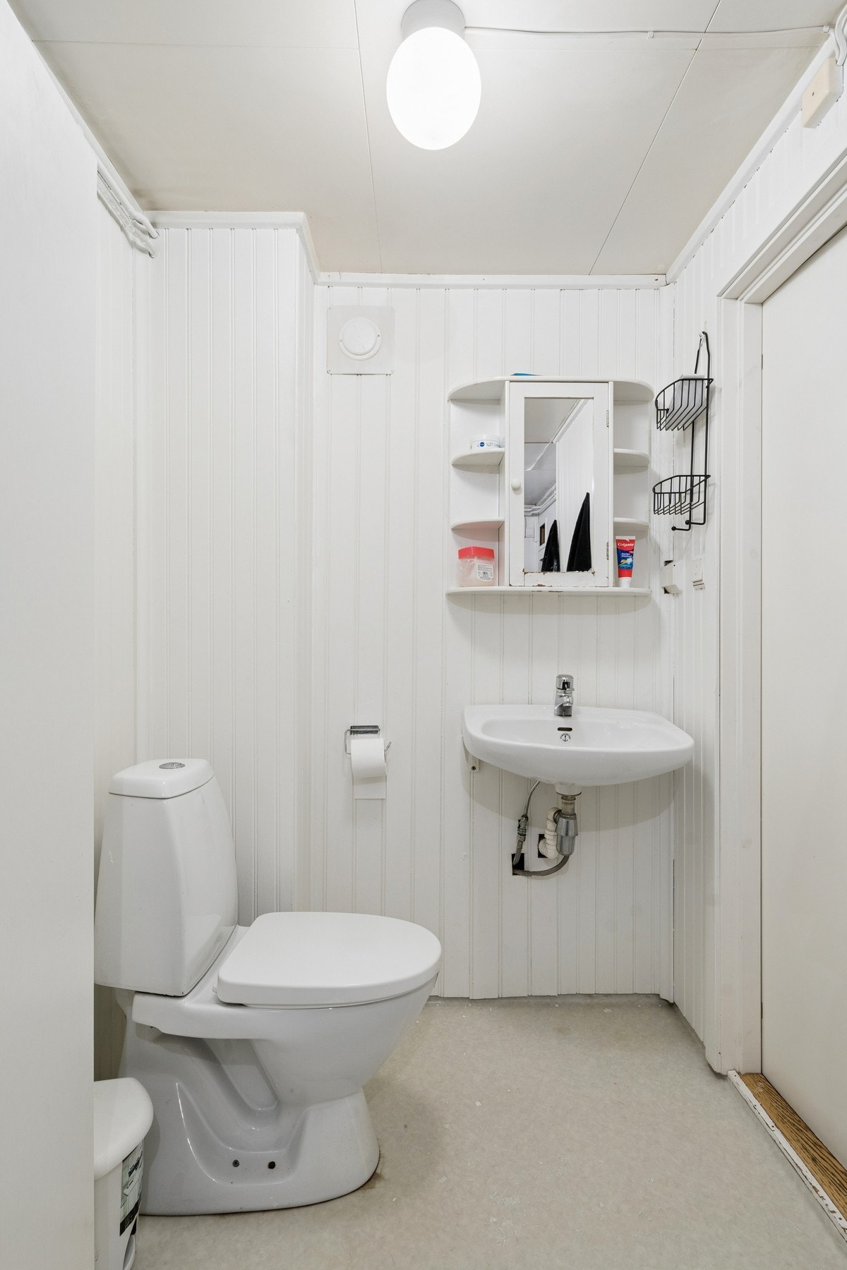 Badet i underetasjen har belegg på gulv, våtromsplater og panel på veggene. Galleribilde