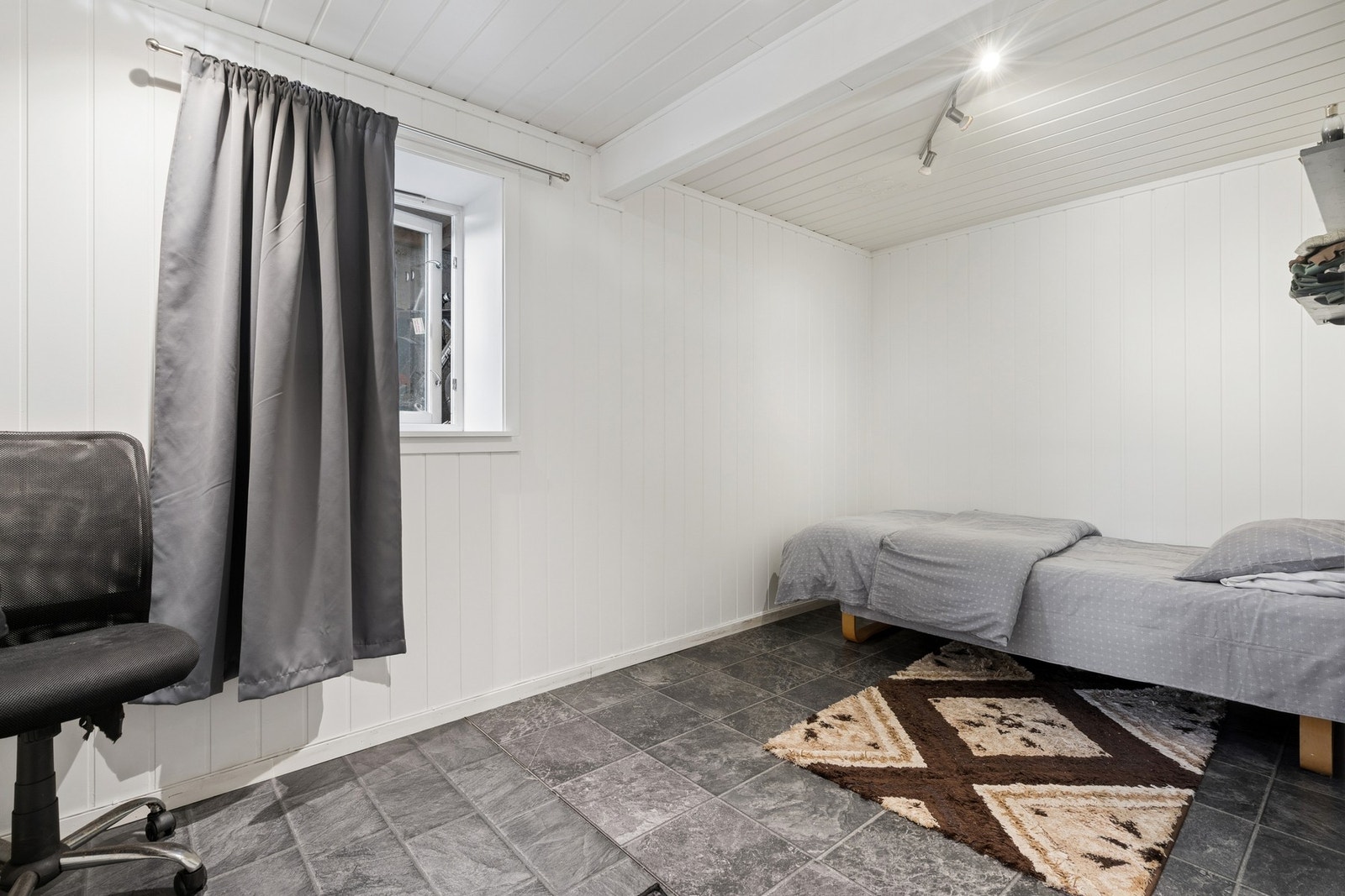 Innredet rom i underetasjen. Rømningsvei ble montert i 2018. Galleribilde