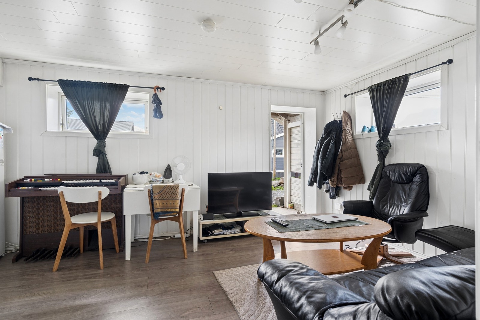 Underetasjen er innredet med egen inngang, og inneholder stue/kjøkken, bad og et soverom (Ikke omsøkt). Galleribilde
