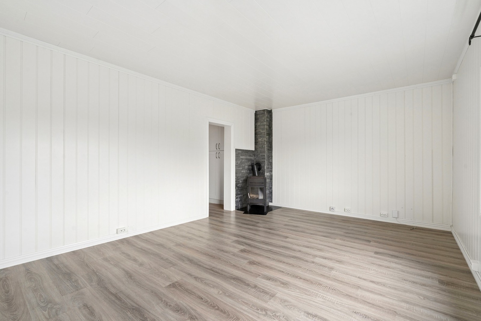 Rommet er lett å møblere med plass til en romslig sofagruppe. Galleribilde