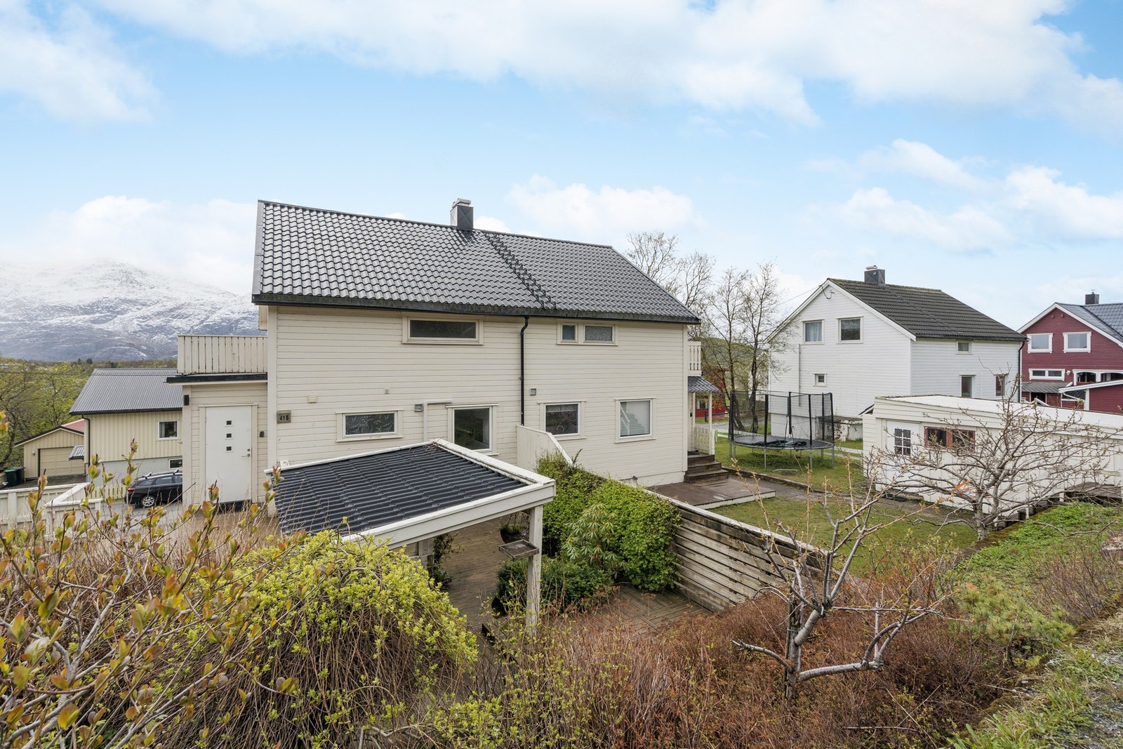 En innholdsrik halvpart av tomannsbolig med flere oppgraderinger i nyere tid Galleribilde