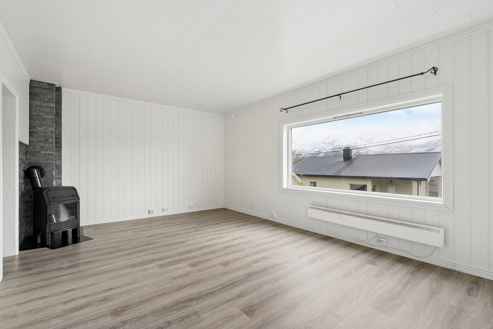 Stuen har laminatgulv og fikk nye overflater på vegger og i himling. Galleribilde