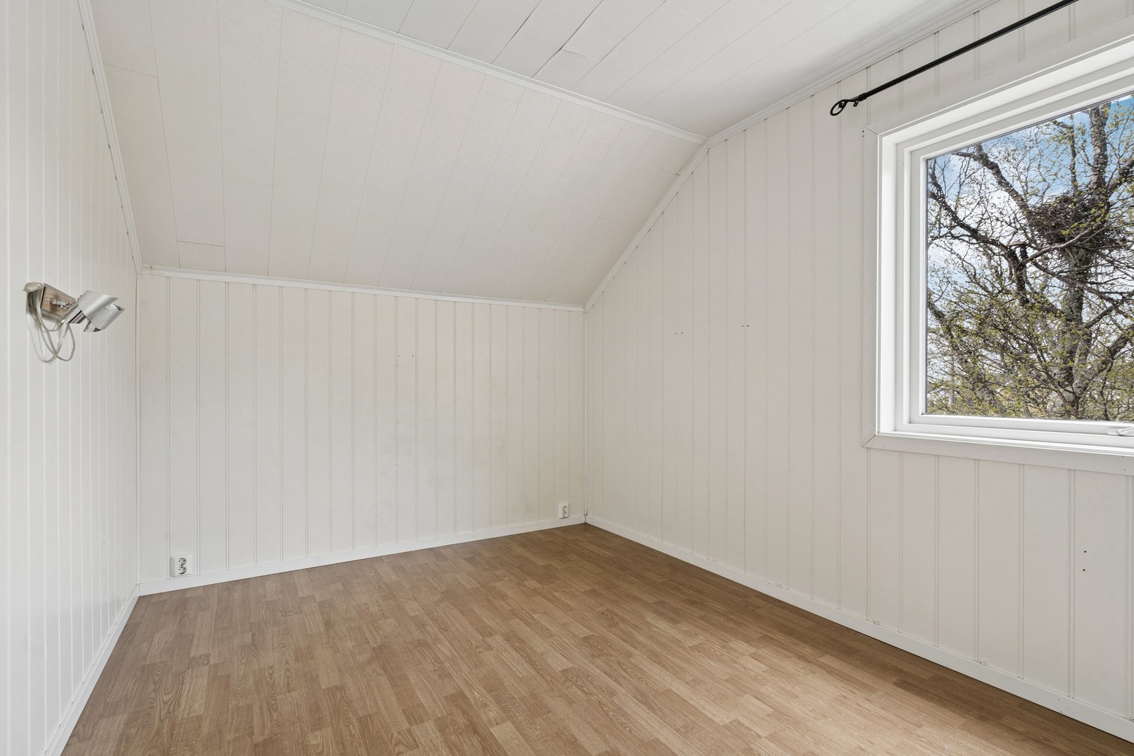 Soverommene har laminatgulv og malte panelplater på veggene. Galleribilde
