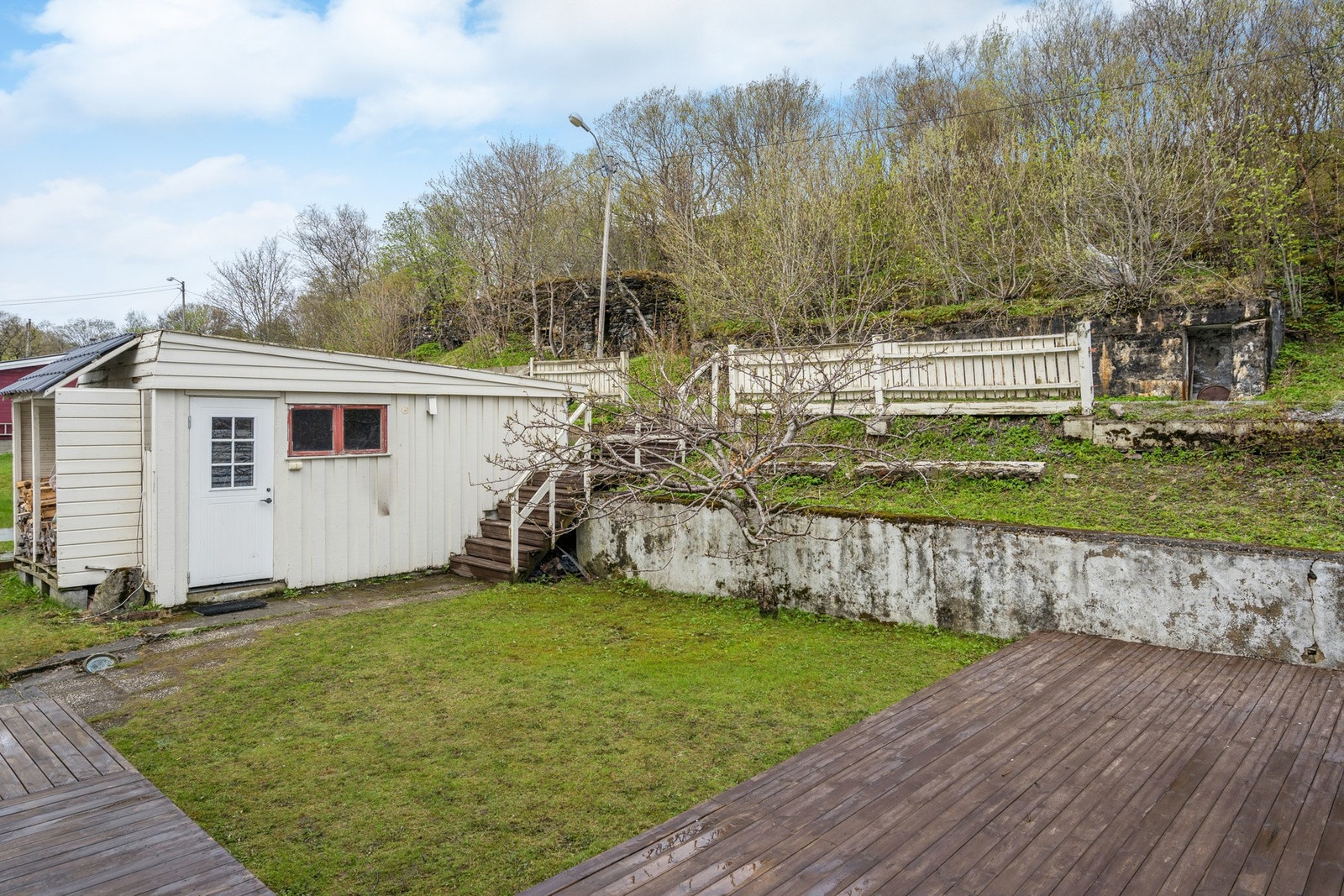 I hagen står et frittstående uthus fra 1977, praktisk for lagring av redskaper og utstyr. Galleribilde