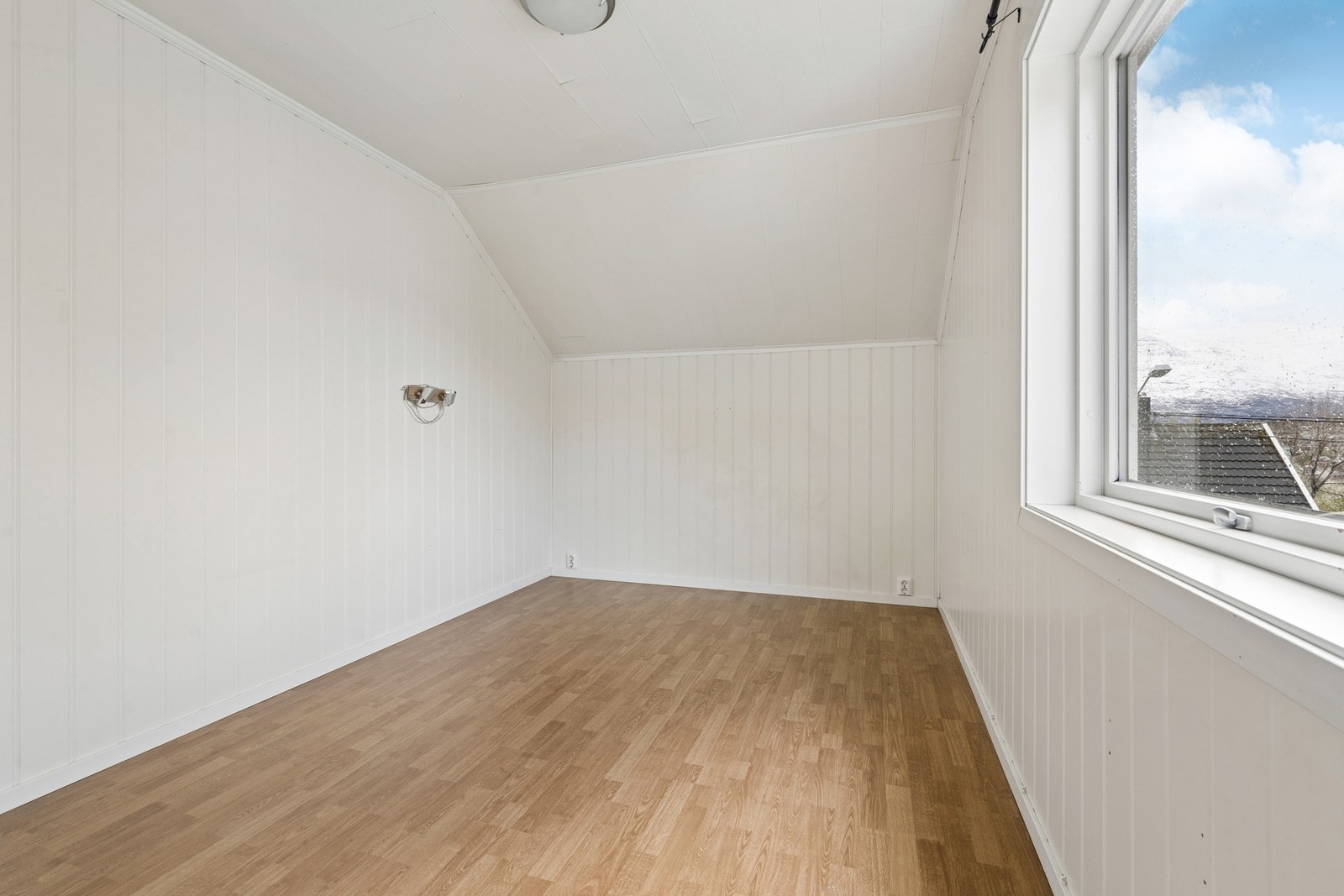 Hovedsoverommet har god plass til dobbeltseng og garderobeløsning. Galleribilde