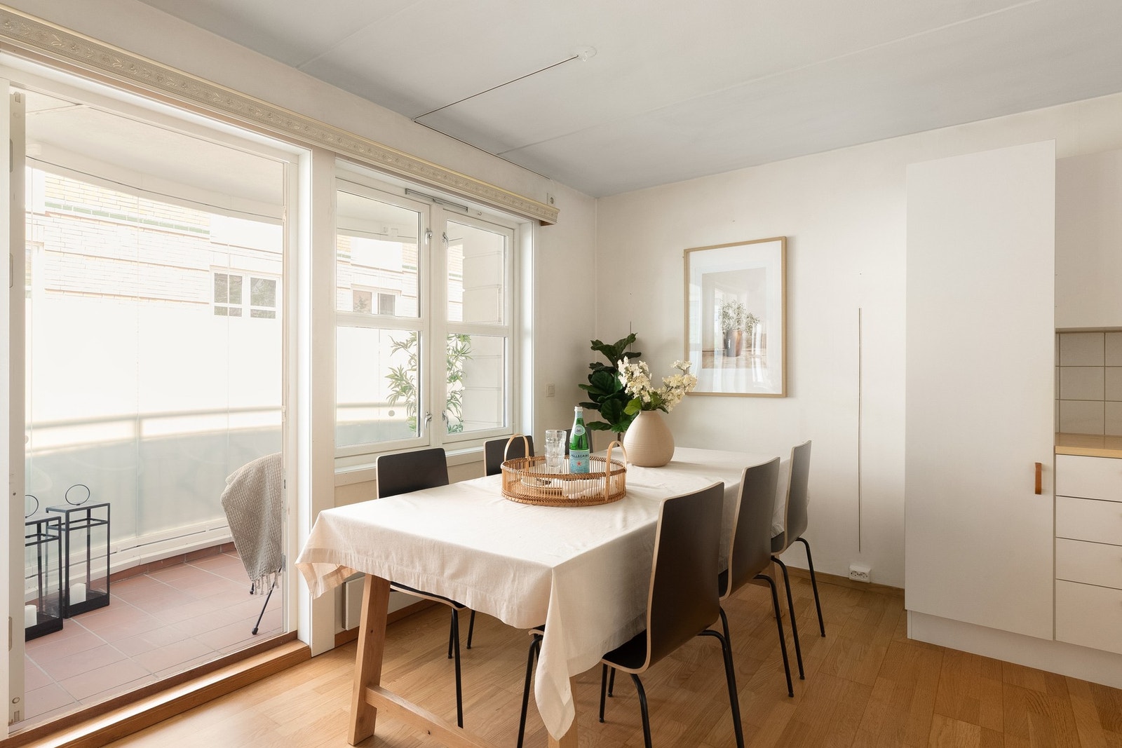 Utgang til balkong via skyvedør som gir stor åpning ut Galleribilde
