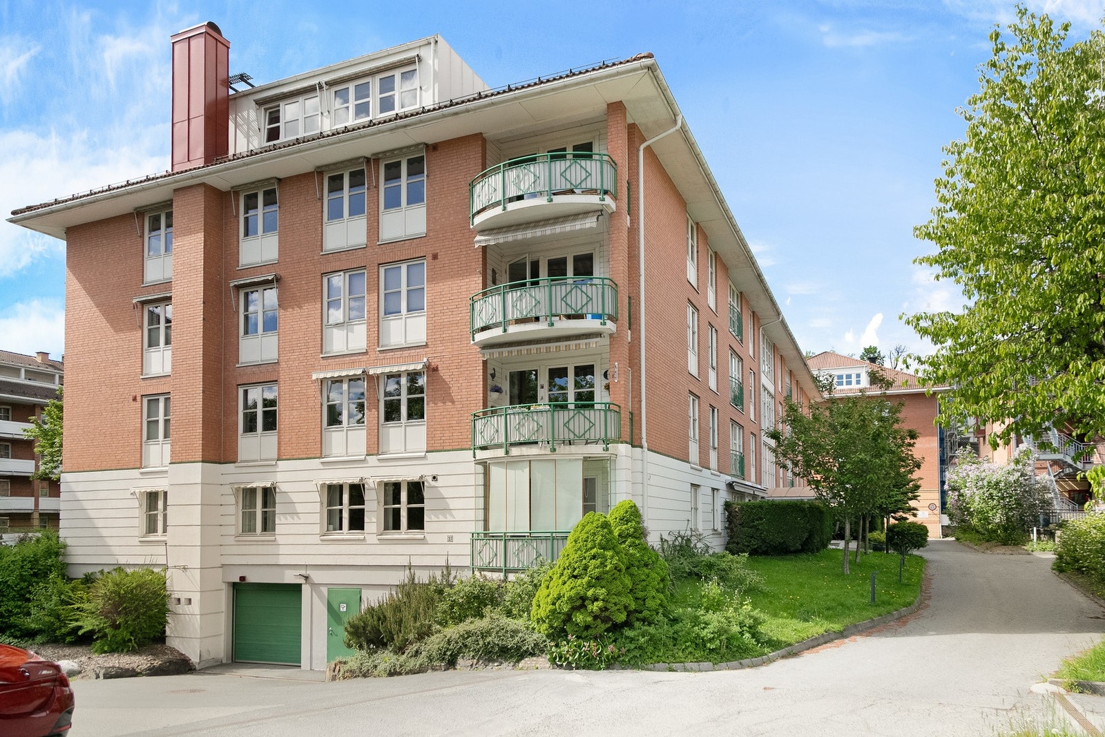 Det er felles garasjekjeller og gjestparkering i sameiet. Galleribilde