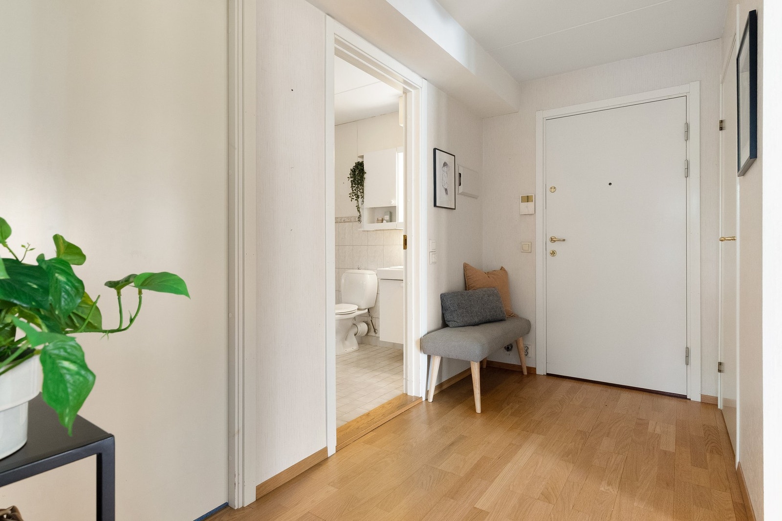 Gang med inngang til bad Galleribilde