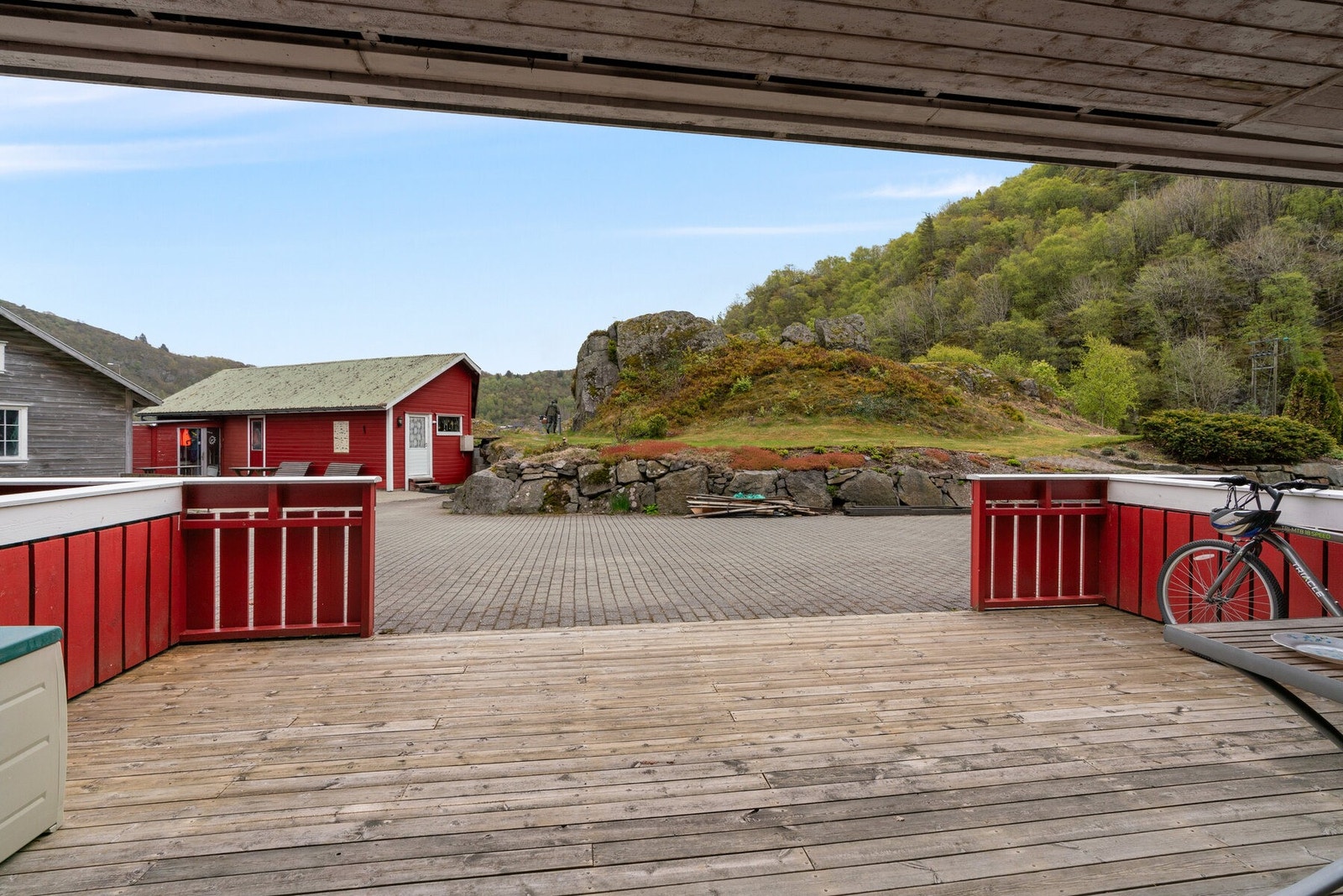 Romslig terrasse med sjønært preg Galleribilde
