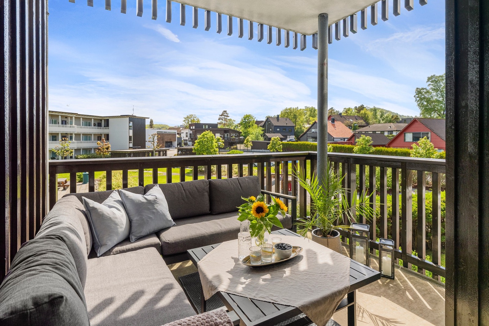Her er det gode solforhold fra formiddag til kveld i sommerhalvåret, og god plass til både spisegruppe, grill og utemøbler. Galleribilde