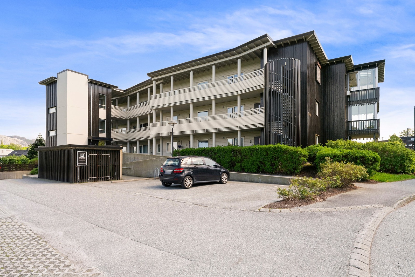Leiligheten har en attraktiv beliggenhet i Jåttåvågen, et område mange setter pris på for kombinasjonen av rolige omgivelser, nærhet til sjøen og kort avstand til alt man trenger i hverdagen. Galleribilde