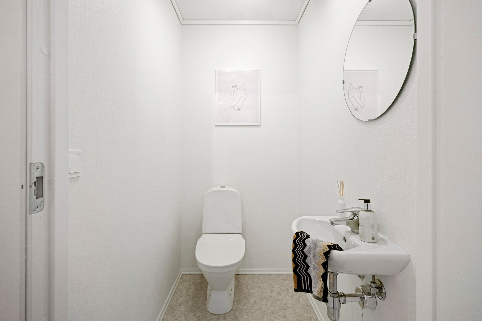 I tillegg til hovedbadet har boligen et separat toalettrom Galleribilde