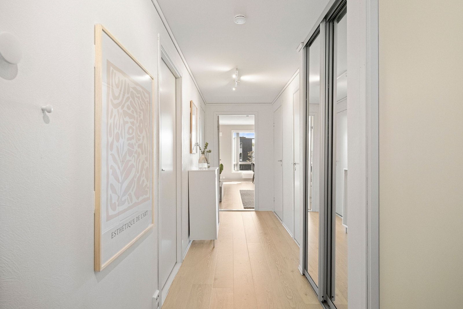 Entréen gir et godt førsteinntrykk med skyvedørsgarderobe og god plass til yttertøy og sko. Galleribilde