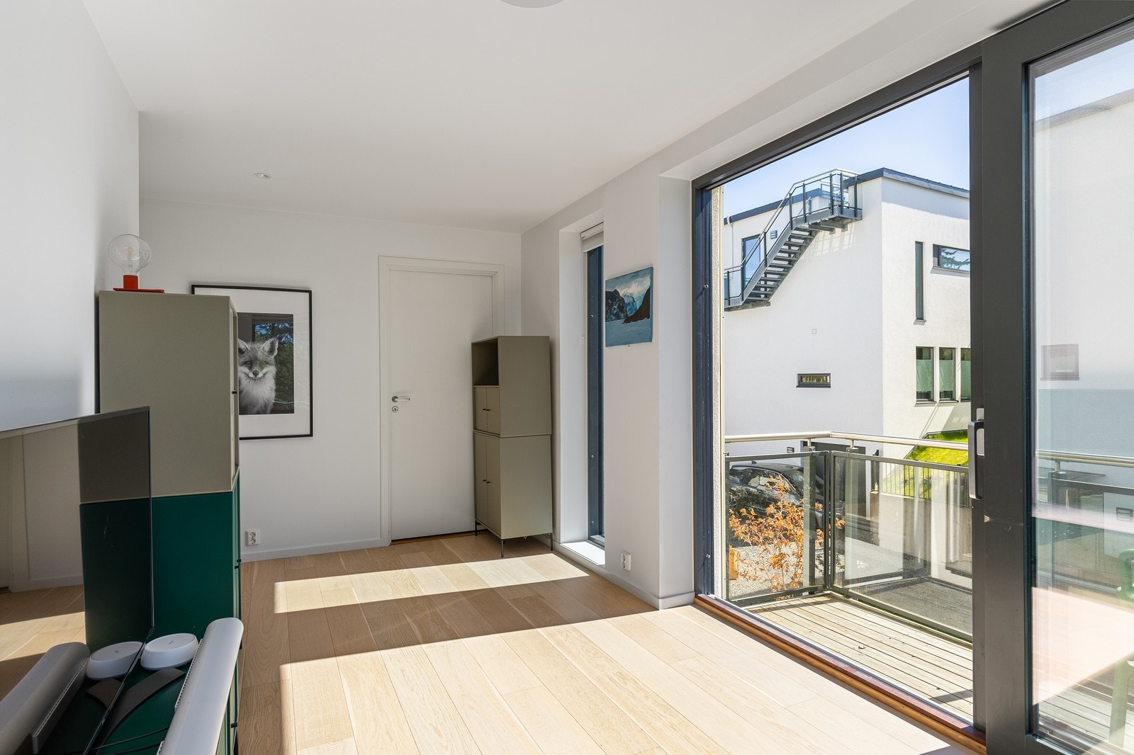 Fra stuen er det utgang til en lys balkong med plass til utemøbler. Galleribilde