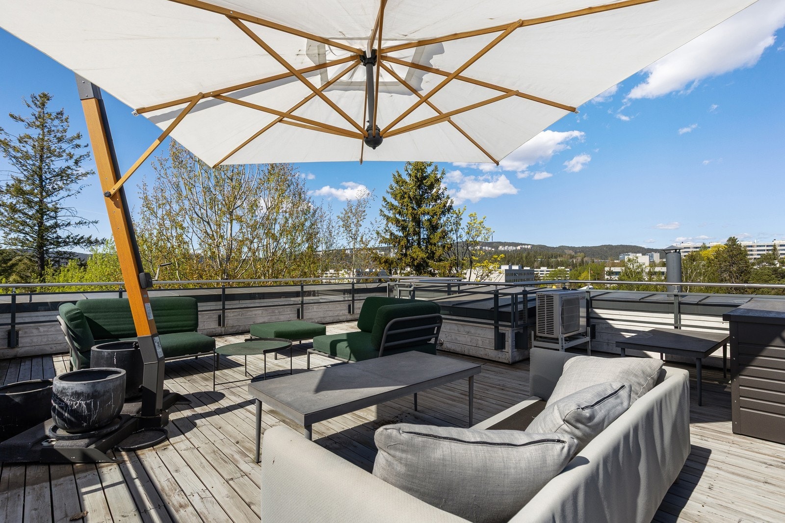 Fantastisk takterrasse med gode solforhold. Bra plass for utemøbler. Galleribilde