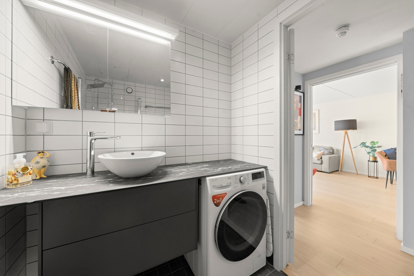 Delikat bad med gulvvarme og downlights Galleribilde