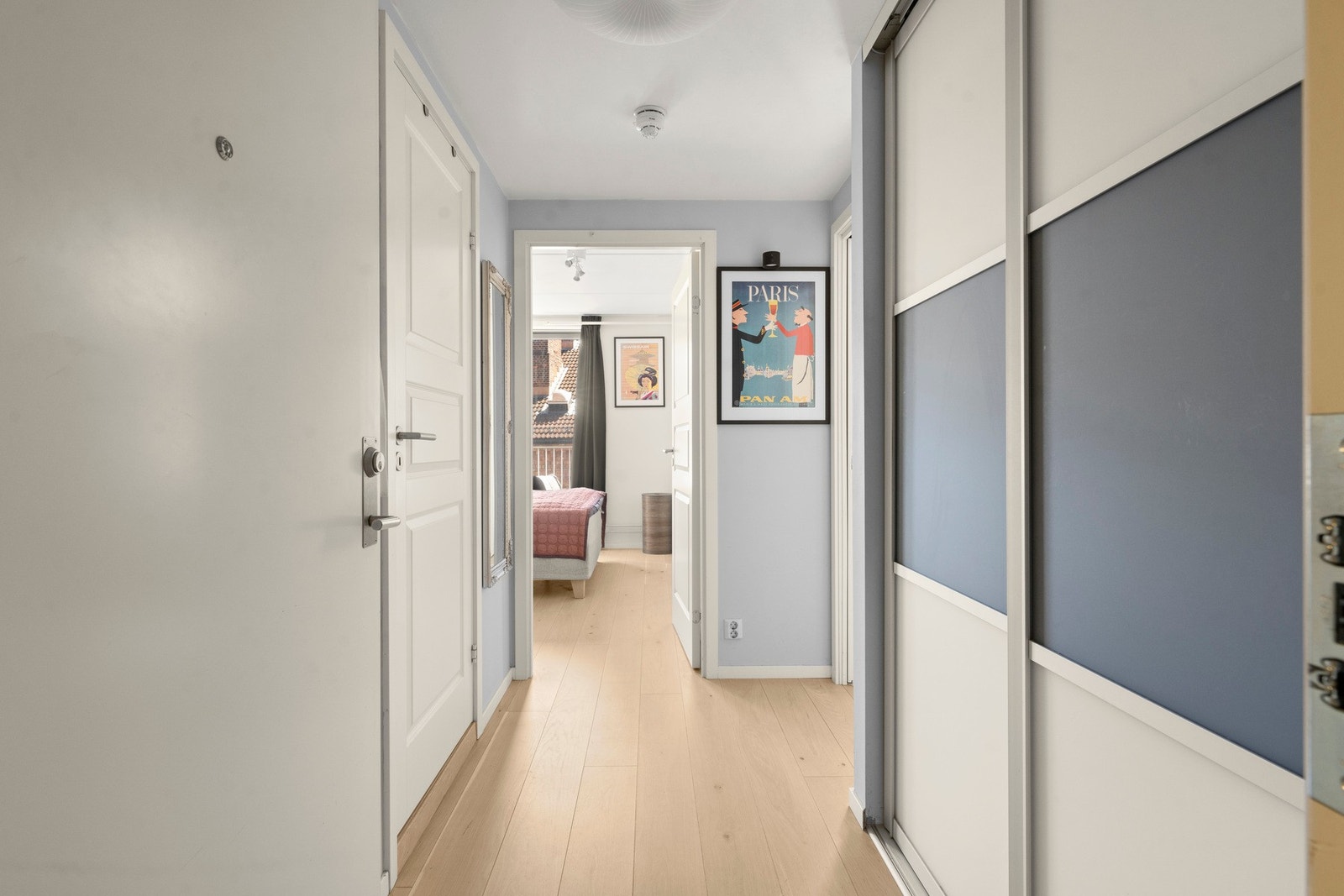 Gang med god planløsning som fører til alle øvrige rom Galleribilde