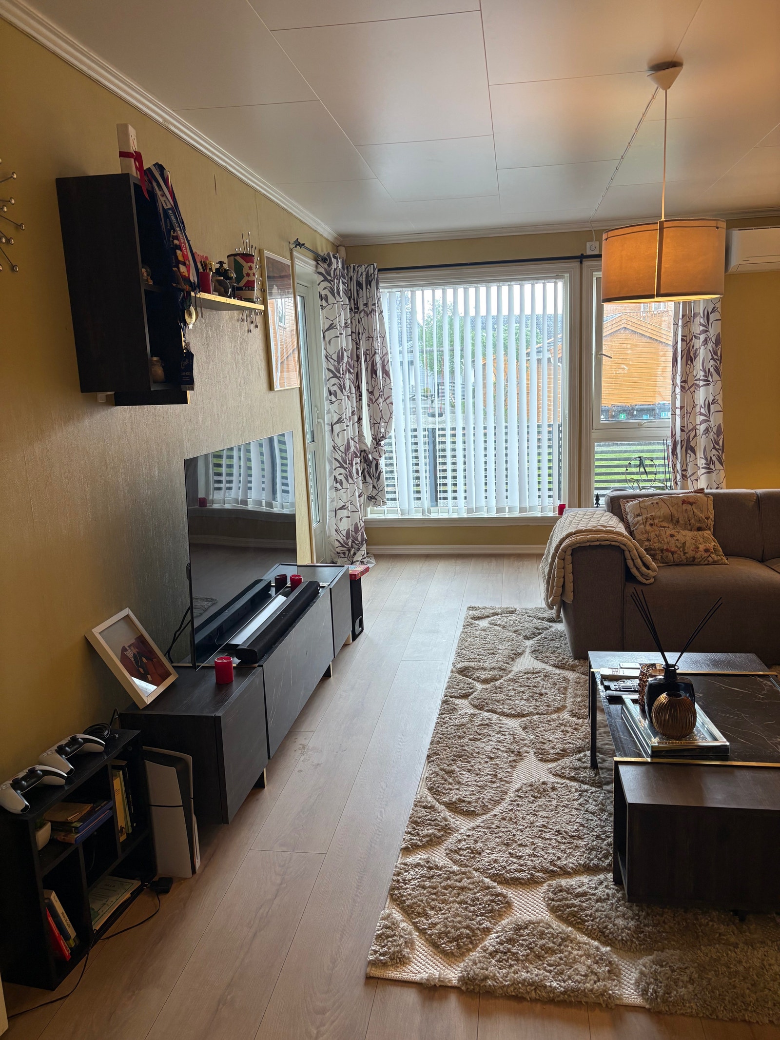 Store vinduer med mye lysinnslipp Galleribilde