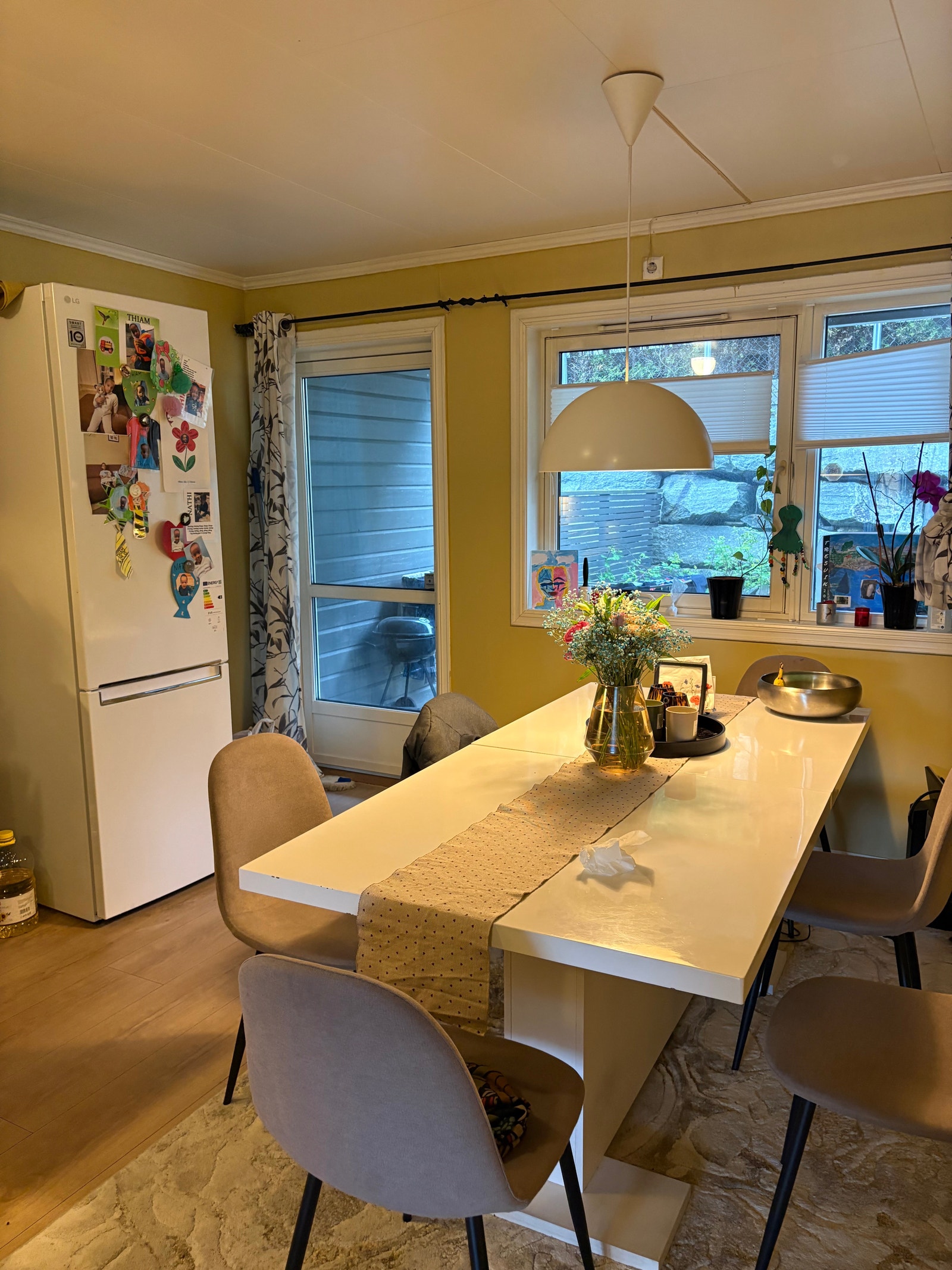 Kjøkken med utgang til terrasse på baksiden. Galleribilde