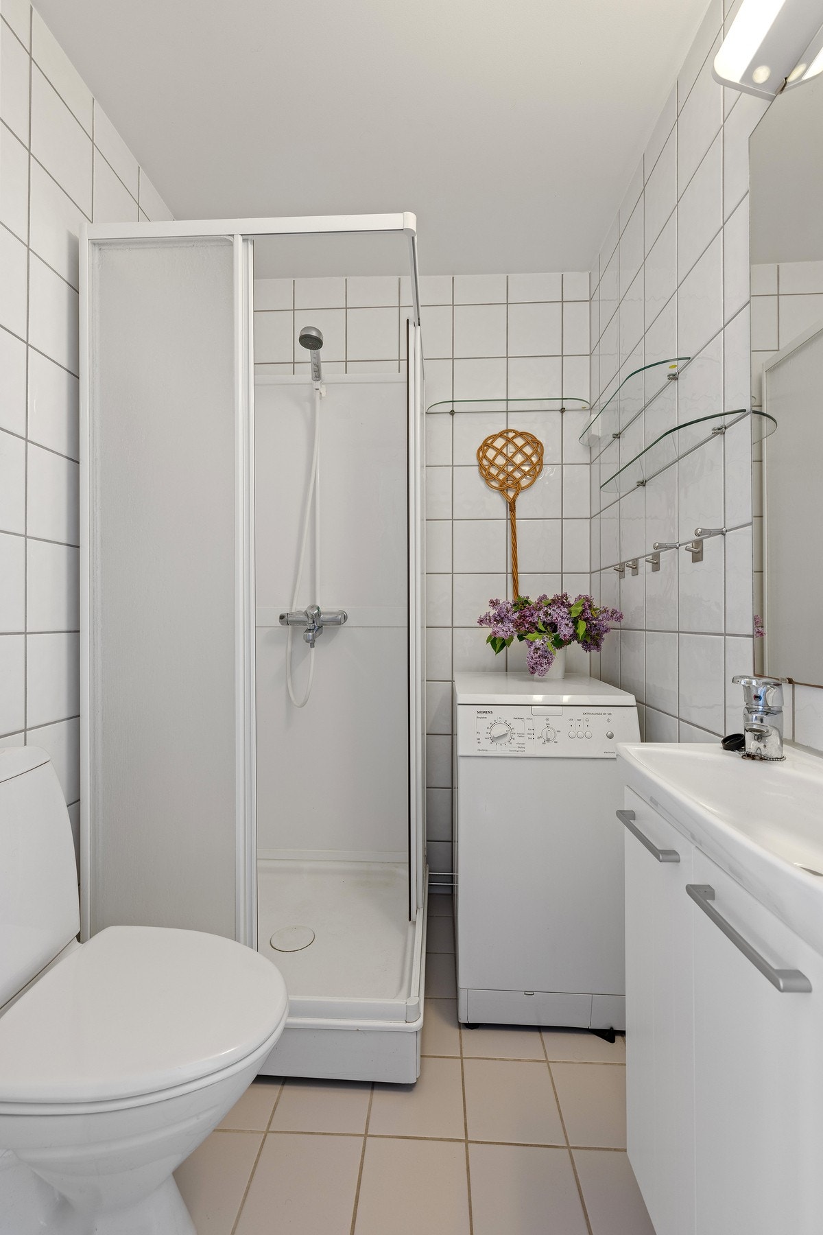 Badet har dusj, toalett, vaskeservant med skap. Flislagt gulv med elektrisk gulvvarme. Vaksemaskinen medfølger Galleribilde
