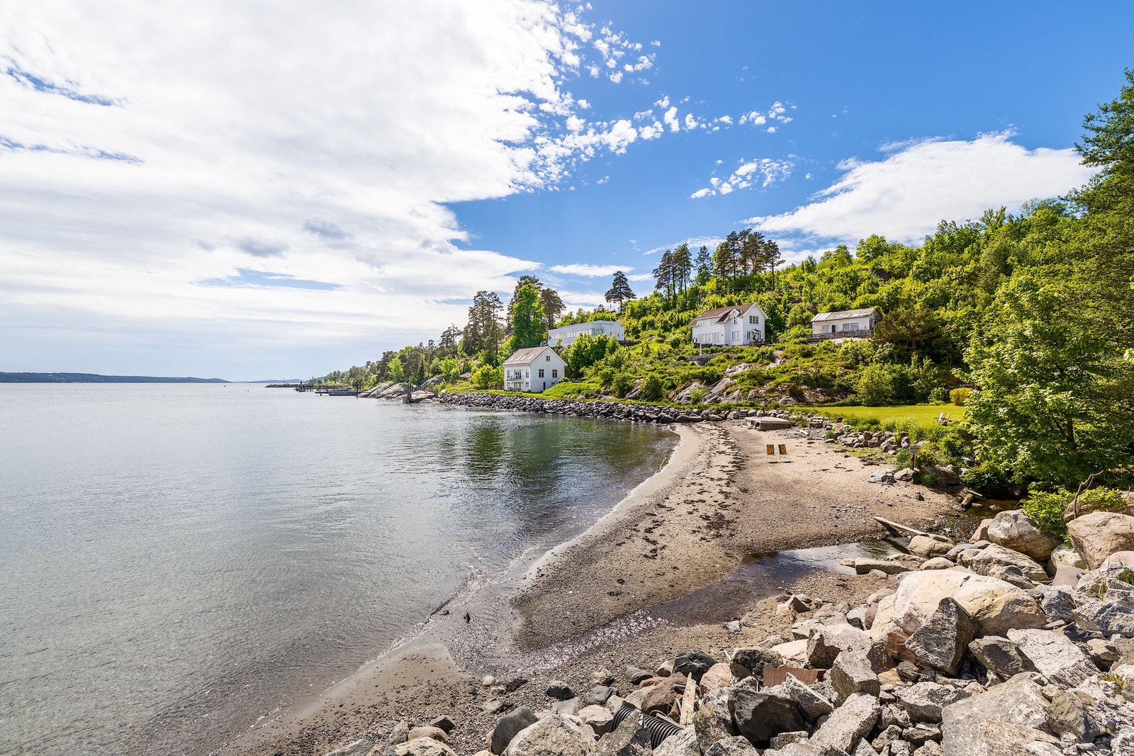 Sameiet har egen strand og grøntområder. Galleribilde