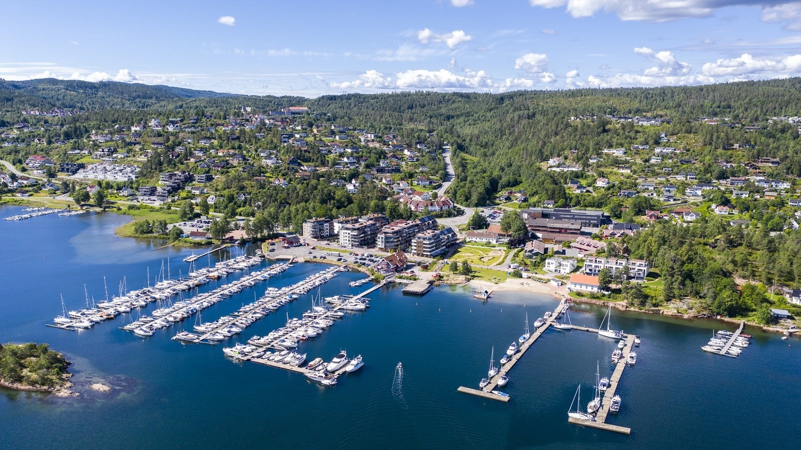Boligen lligger i idylliske omgivelser med nye Sætre sentrum i gangavstand fra boligen Galleribilde