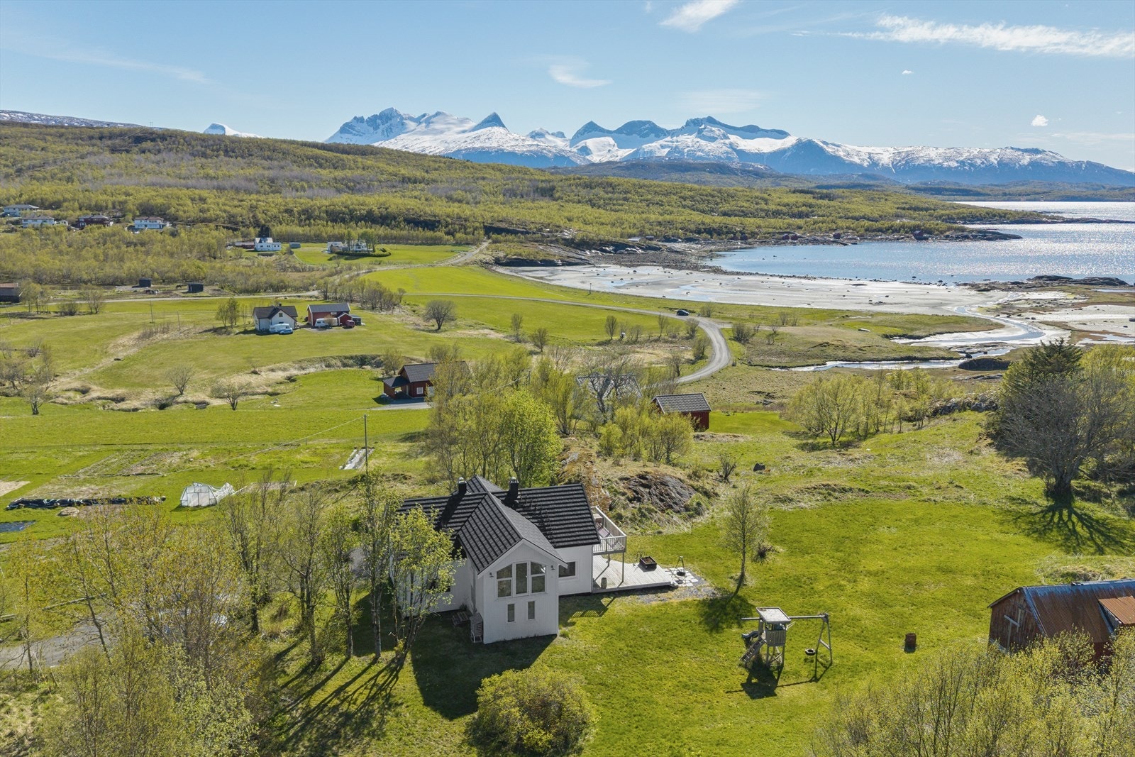 DNB Eiendom v/Bjørn Harald Sandvik presenterer Melkeveien 142 - En landlig eiendom med romslig, solrikt uteområde og idyllisk beliggenhet Galleribilde
