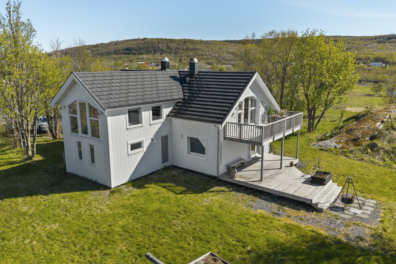 Boligen var betydelig renovert mellom 2016-2019 og romslig tomt fordelt på to bnr. på nesten 8 mål Galleribilde