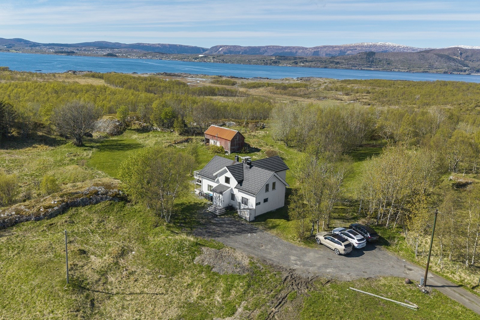Her ligger man i nærheten av strand, fjell og turstier. Galleribilde