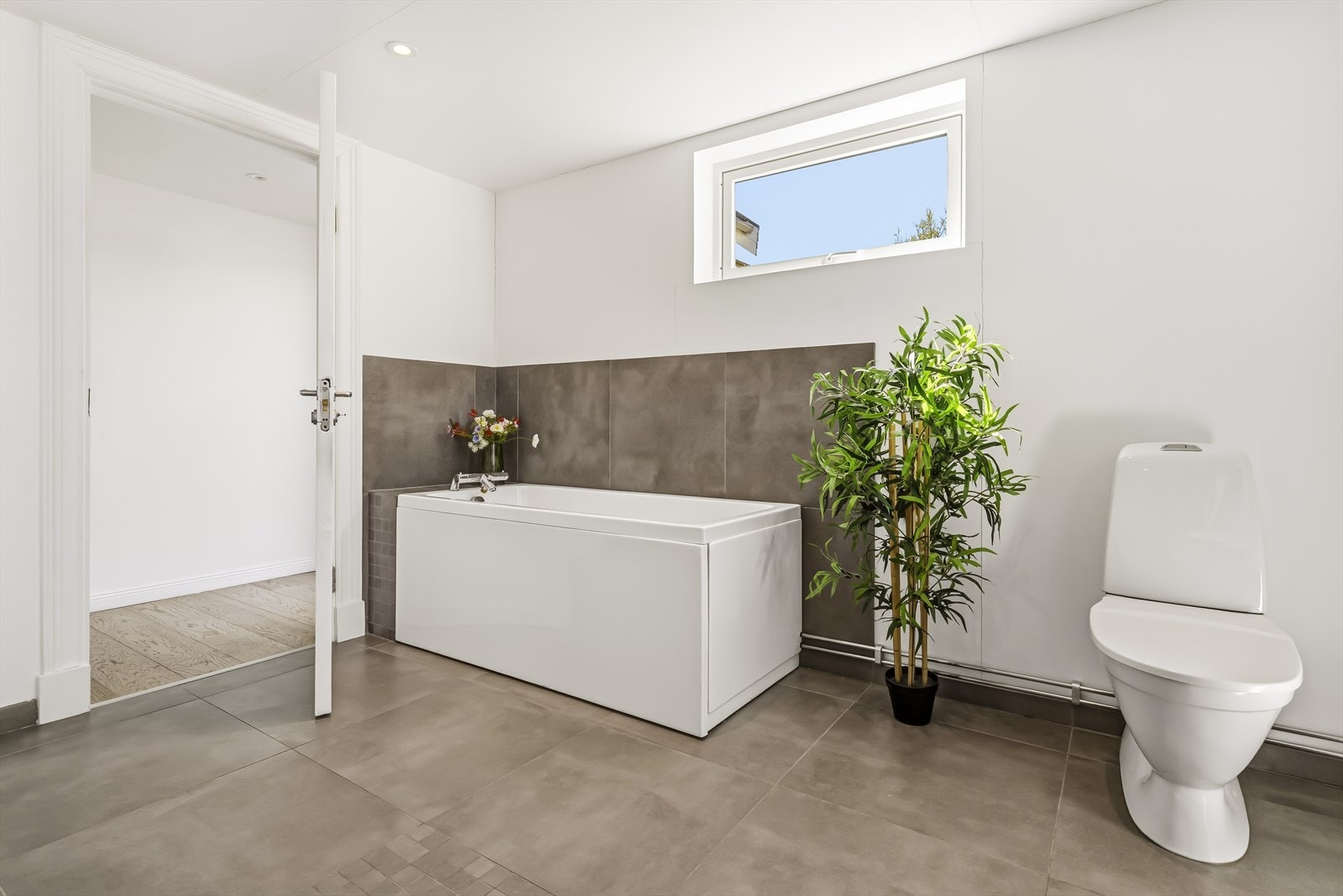 Badet er utstyrt med toalett, badekar og dusjvegger/ hjørne. Galleribilde