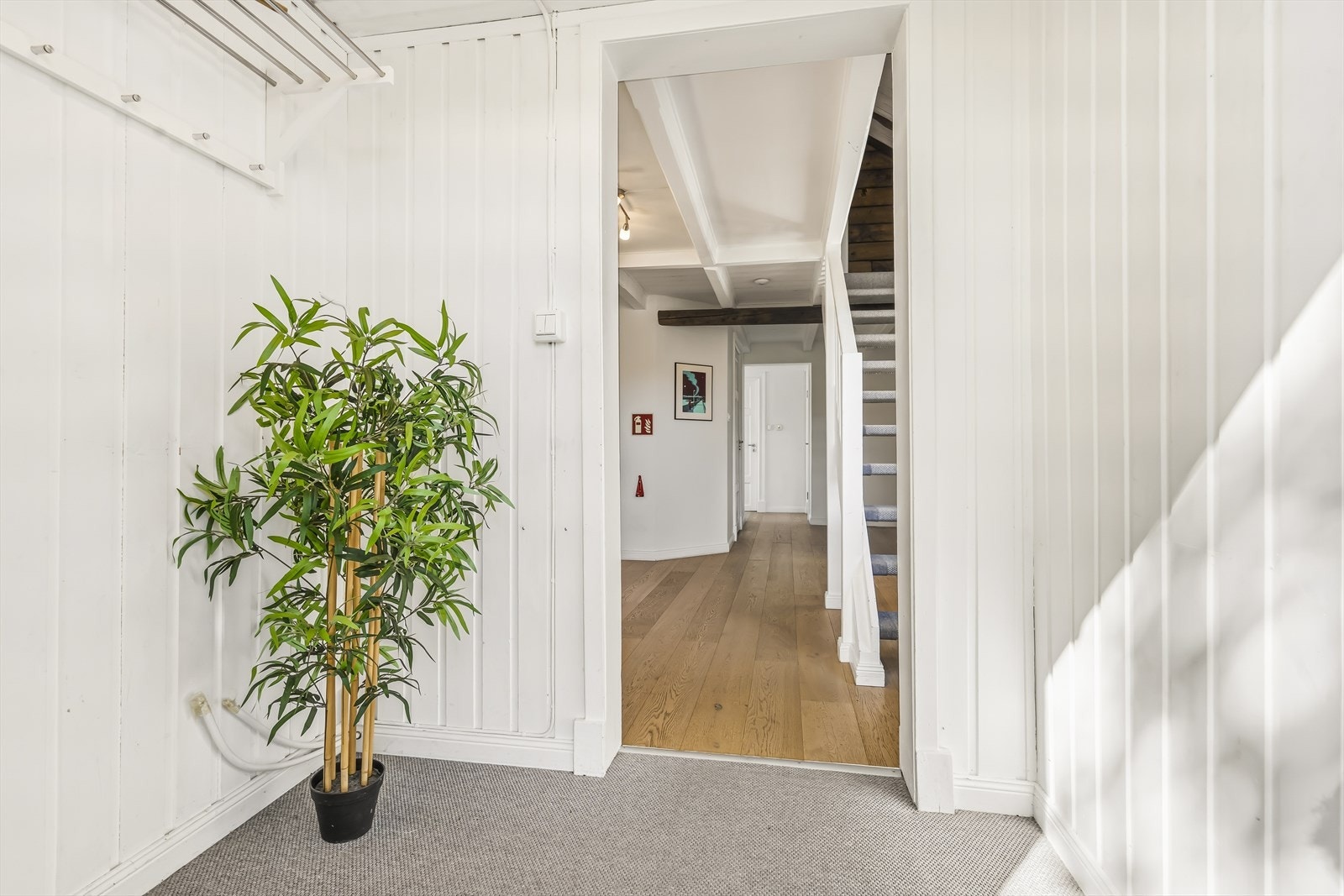Koselig entré med plass til klær og sko. Galleribilde