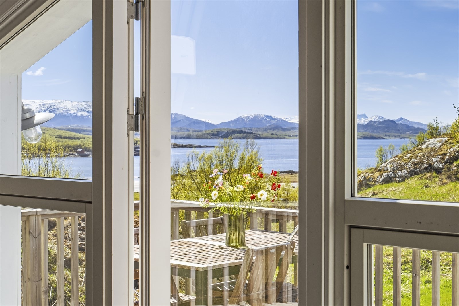 Flott utsikt fra soveromsvinduet. Galleribilde
