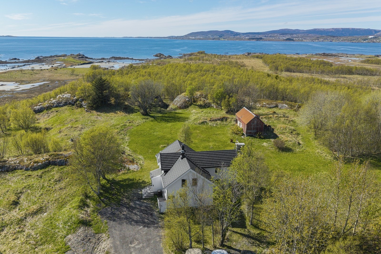 Her bor du i idylliske og ikke minst familievennlige omgivelser på Godøynes, kun noen få minutters kjøretur sør for Tverlandet. Galleribilde
