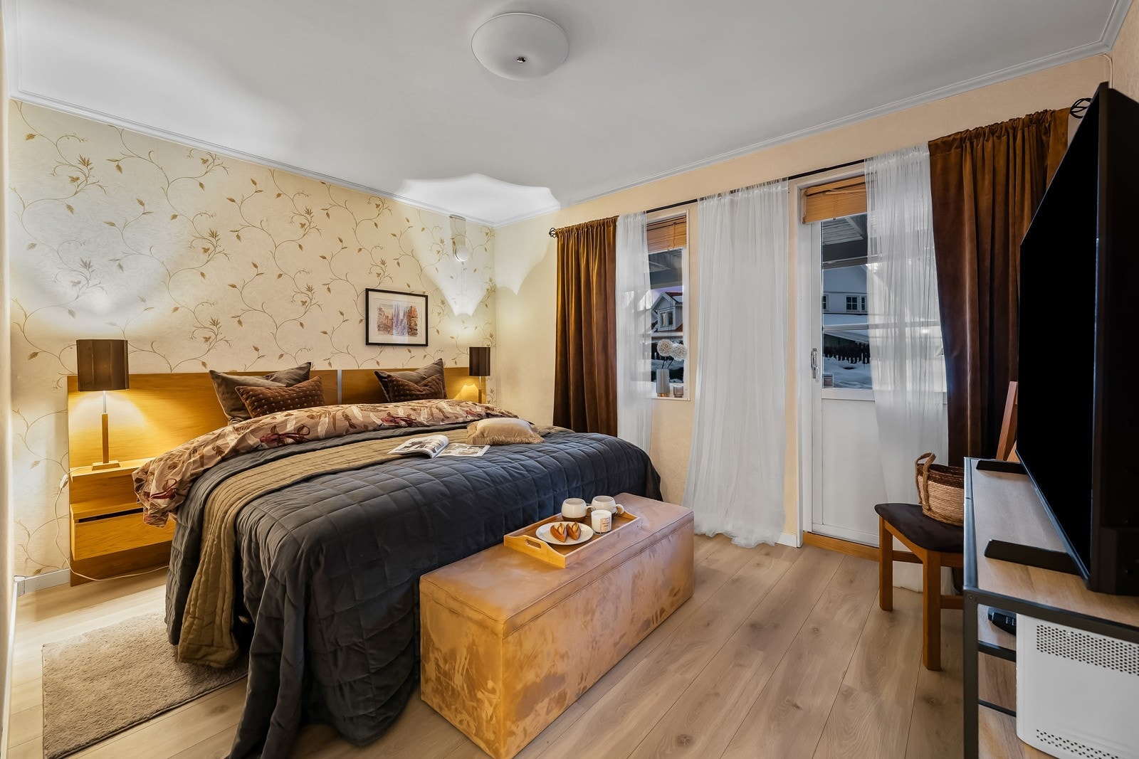 Hovedsoverommet er av god størrelse og har plass til både dobbeltseng, nattbord og garderobeløsning. Fra rommet er det direkte utgang til en romslig, vestvendt terrasse på ca. hele 40 kvm. Galleribilde