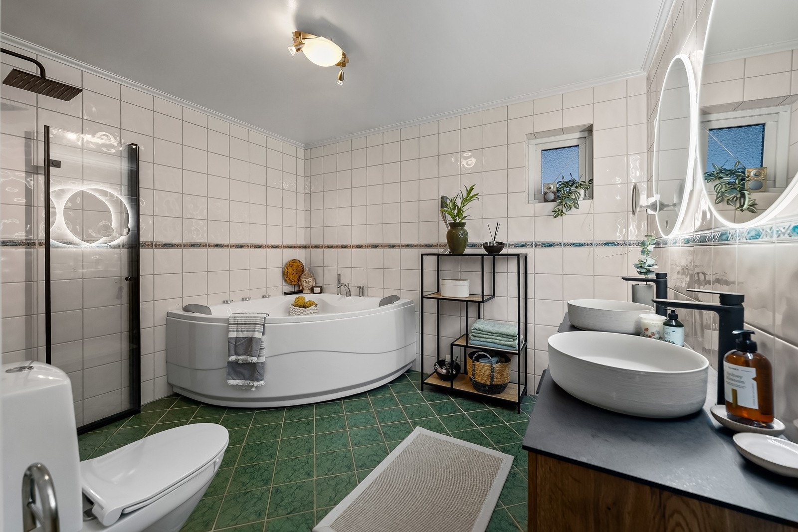 Badet i underetasjen har fliser på både gulv og vegger, samt slette overflater i himlingen. Badet ble oppgradert med ny innredning i 2024 og fremstår som lyst og praktisk. Galleribilde