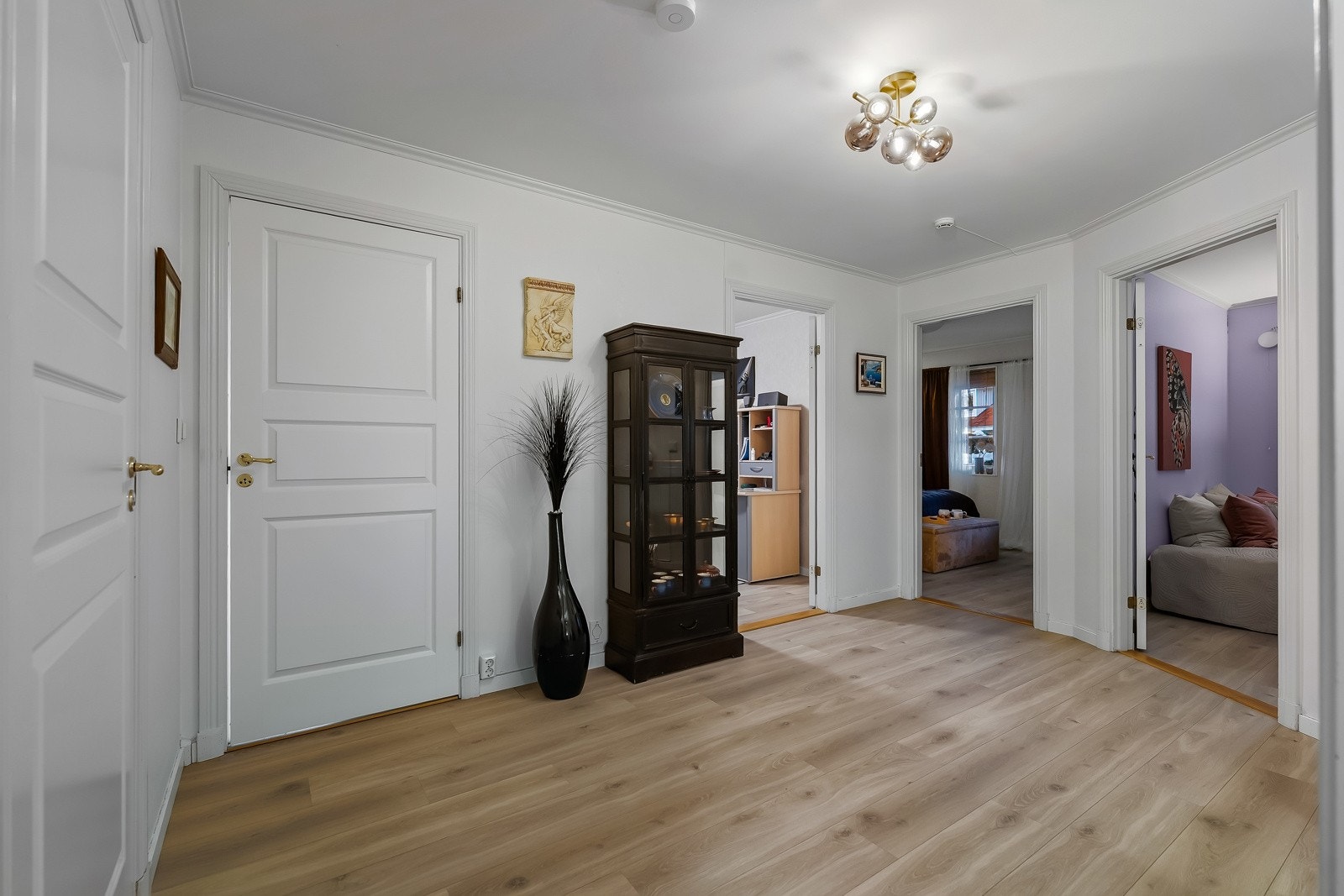 Fra gangen i underetasjen er det adkomst til boligens tre soverom og mer. Galleribilde