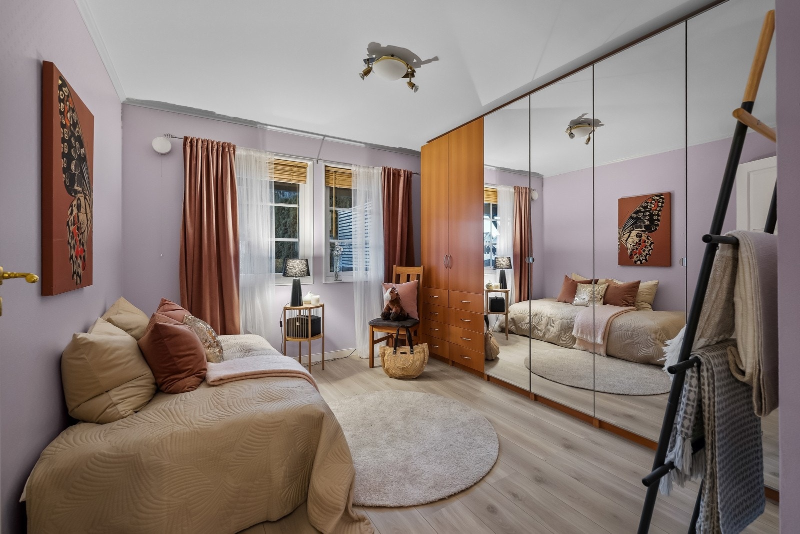 Soverom nummer to har vinduer ut mot boligens hage, noe som gir godt med naturlig lys og en rolig atmosfære. Rommet har plass til seng, garderobeskap og øvrig møblement etter behov. Galleribilde