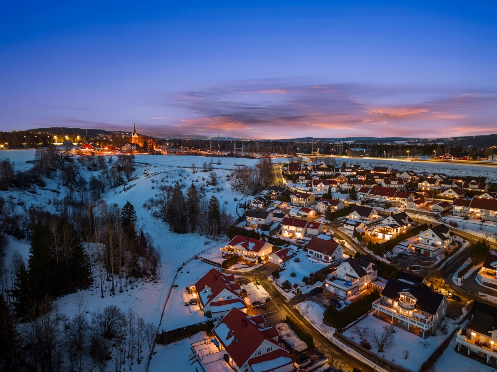 Eiendommen ligger fint til i et attraktivt, etablert og barnevennlig boligområde i Løkendalen ved Skedsmokorset i Lillestrøm. Området kjennetegnes av rolige gater og nærhet til både natur og servicefunksjoner, og passer spesielt godt for barnefamilier. Galleribilde