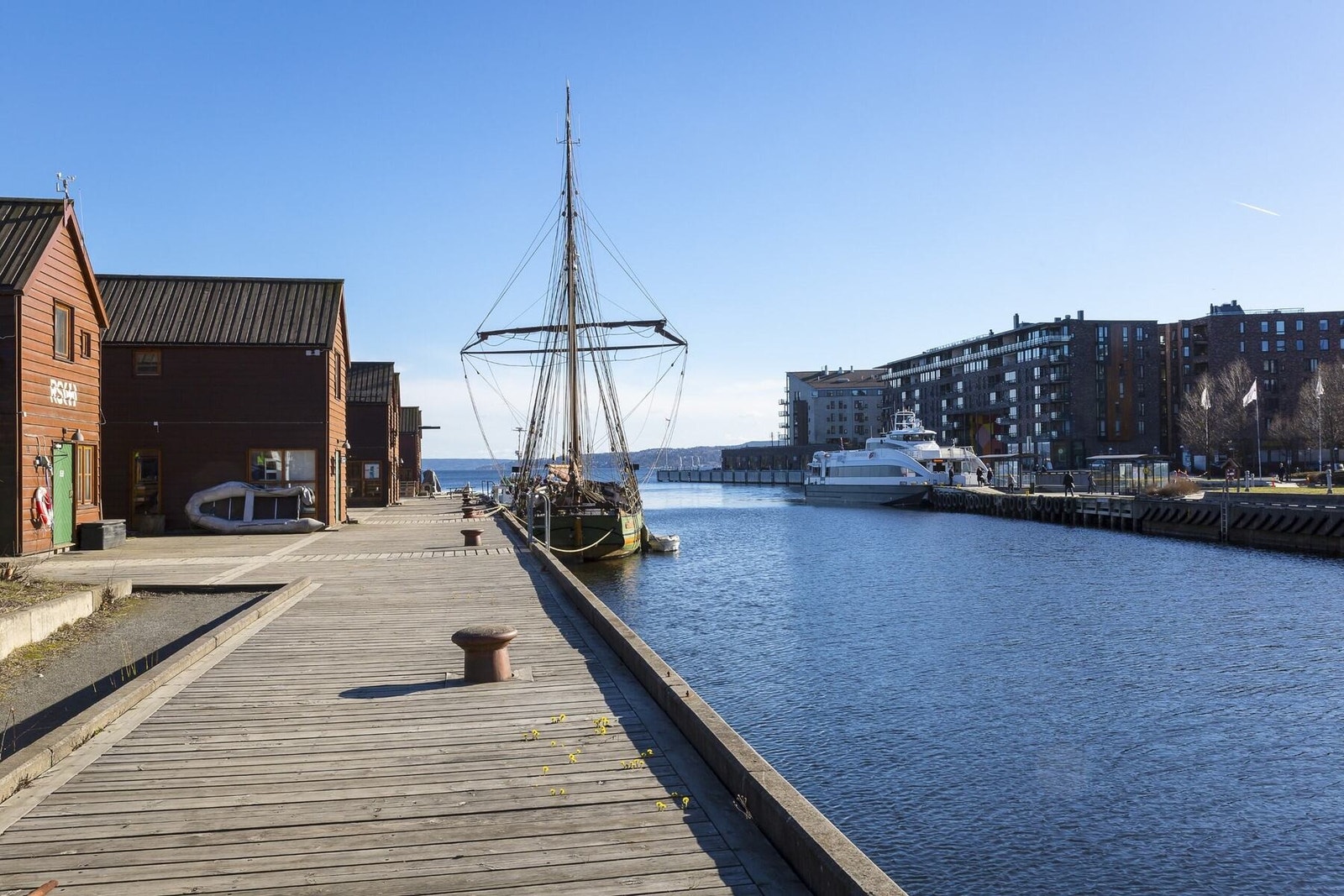 Gangavstand fra eiendommen til bl.a. CC Vest og Lysaker Brygge, med promenade, brygge, restauranter, kontorer og båtruter mot blant annet Nesodden. Galleribilde