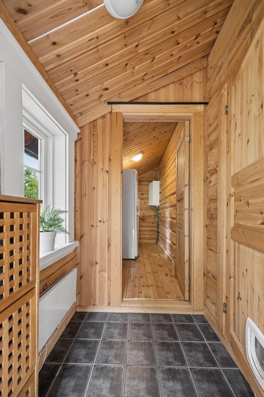Entré med flislagt gulv og adkomst til en praktisk innvendig bod. Galleribilde