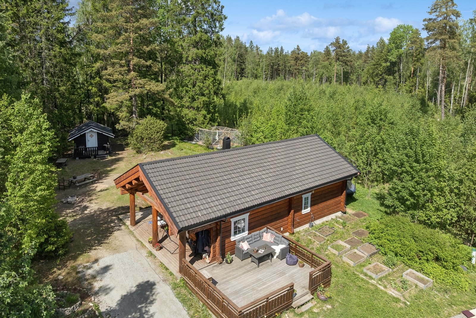 Eiendommen ligger usjenert til, omkranset av skog og mark. Galleribilde
