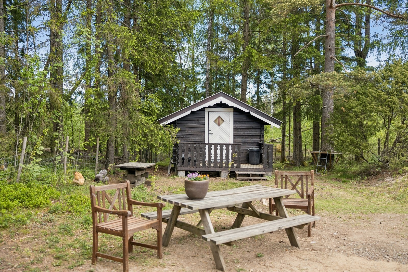 På eiendommen står også et frittliggende anneks fra cirka 1980, som i dag benyttes som bod. Galleribilde